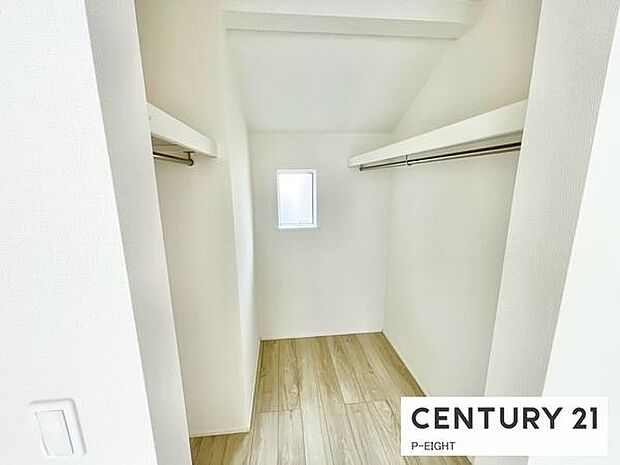 ウォークインクローゼットでたくさん収納できます!