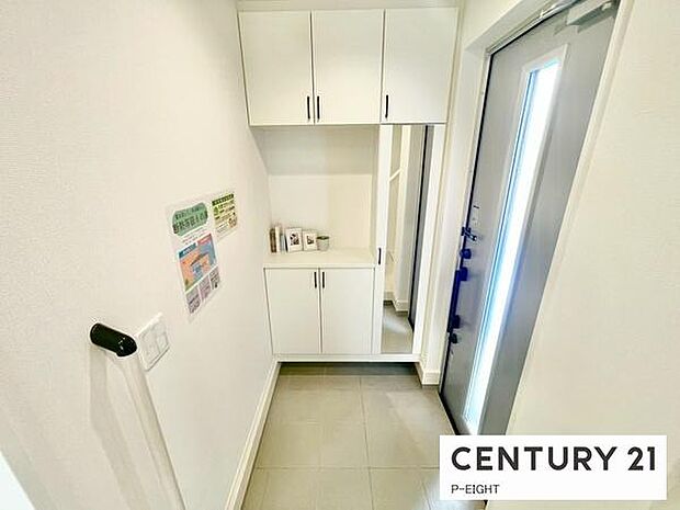 白を基調とした明るい玄関です!