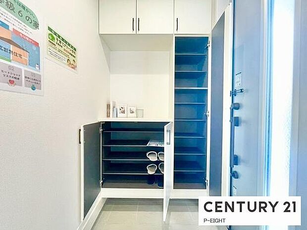 玄関先に収納が多く、家族の靴もきれいにまとまります。