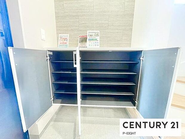 玄関先に収納が多く、家族の靴もきれいにまとまります。