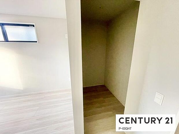 ウォークインクローゼットでたくさん収納できます！