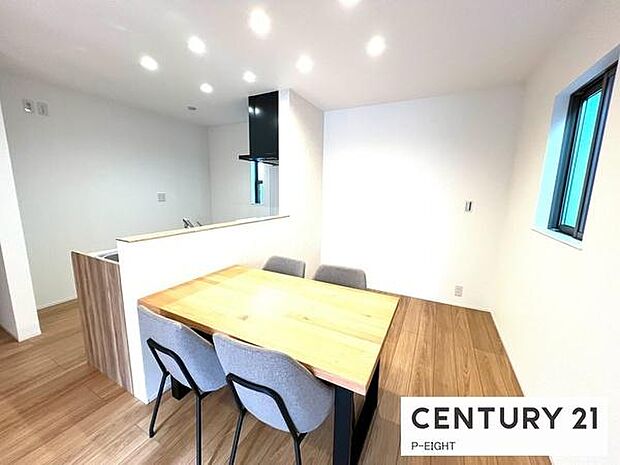 家族の笑い声が聞こえてきそうな、暖かい空間になっています。