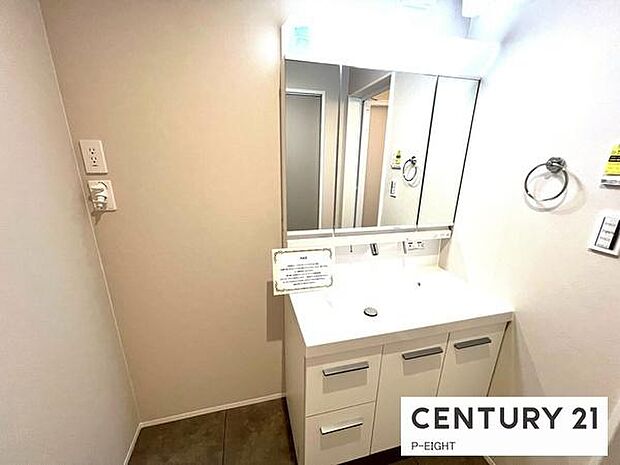 明るい洗面台で身支度ができます！洗濯機を置くスペースもあります！