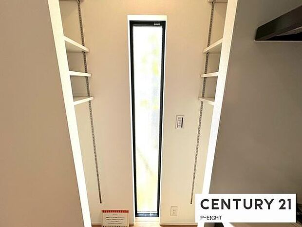 棚付きで収納に便利なパントリーです!