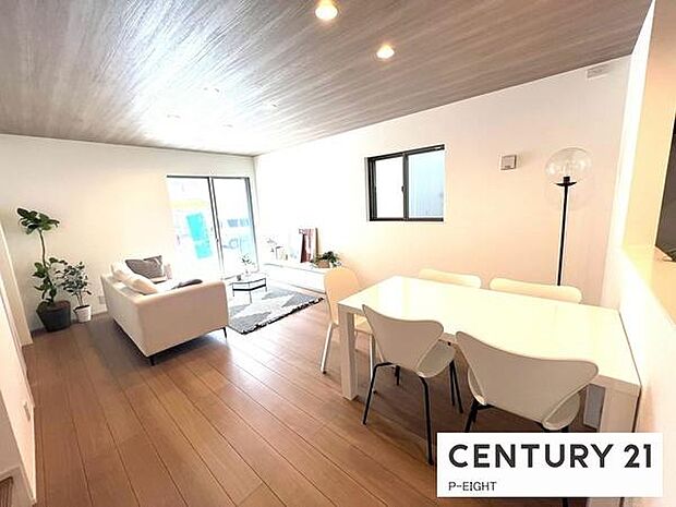 家族の笑い声が聞こえてきそうな、暖かい空間になっています。