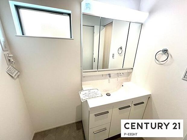 明るい洗面台で身支度ができます！