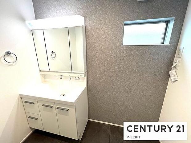 明るい洗面台で身支度ができます！洗濯機を置くスペースもあります！