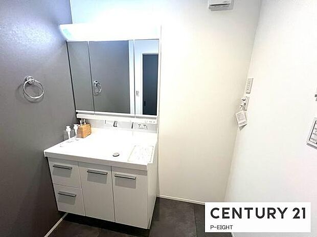 明るい洗面台で身支度ができます!洗濯機を置くスペースもあります!