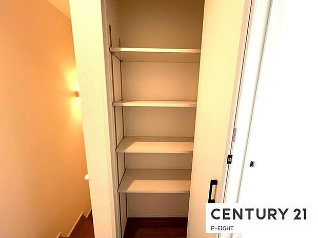 廊下に収納スペースがあります!