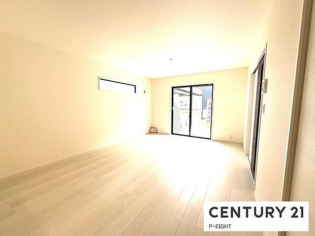 大きな窓のある広々とした明るいリビングです！