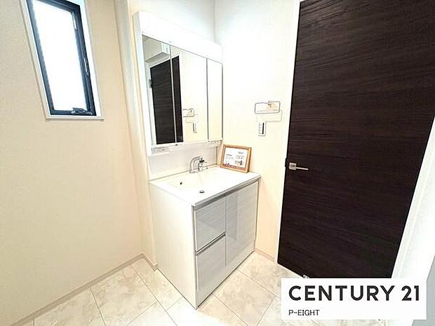 明るい洗面台で身支度ができます！洗濯機を置くスペースもあります！