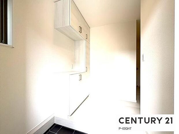 白を基調とした明るい玄関です！