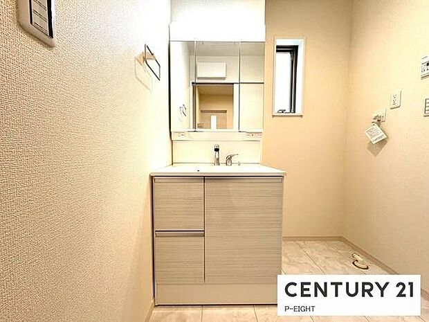 明るい洗面台で身支度ができます！洗濯機を置くスペースもあります！