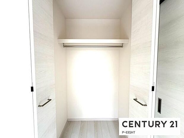 棚とパイプ付きで収納に便利です！