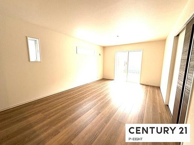 大きな窓のある広々とした明るいリビングです!