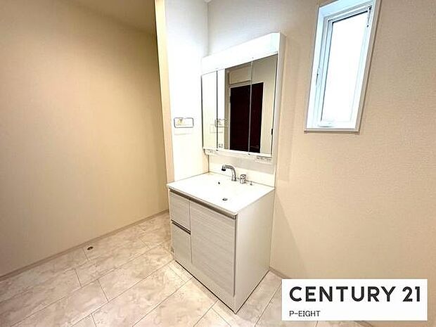 明るい洗面台で身支度ができます!洗濯機を置くスペースもあります!