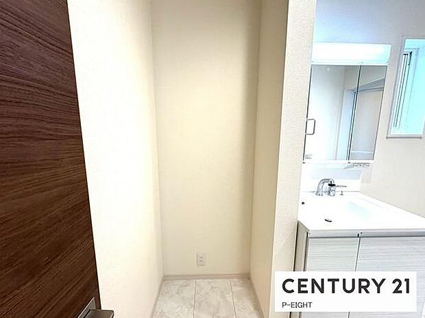 洗面所には棚など置けるスペースがあります!