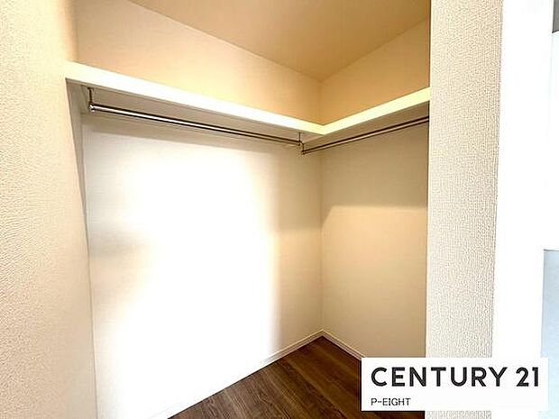 広々としたウォークインクローゼットでたくさん収納できます!