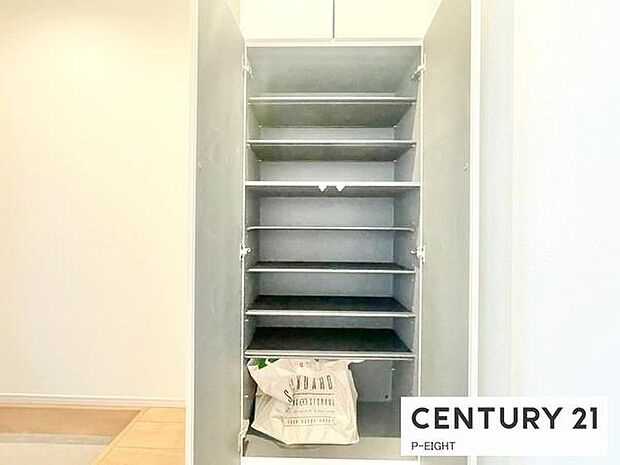 玄関先に収納が多く、家族の靴もきれいにまとまります。