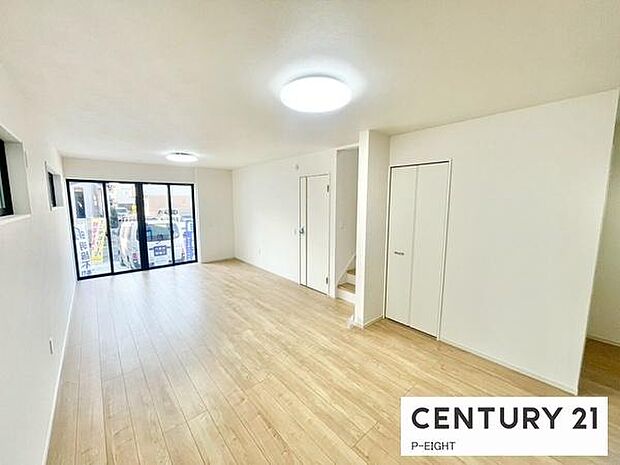 大きな窓から日光が差し込む明るいリビングです!