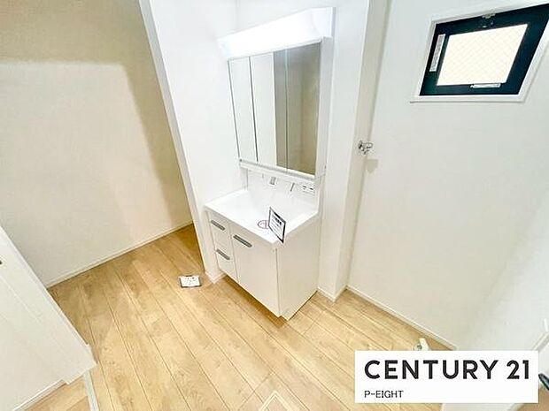 明るい洗面台で身支度ができます!洗濯機を置くスペースもあります!