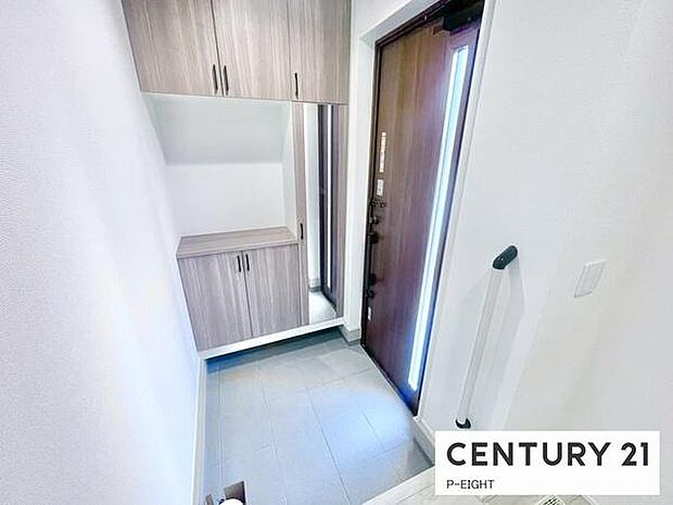 白を基調とした明るい玄関です！