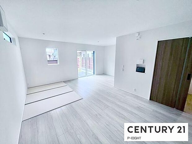 大きな窓のある明るいリビングです！来客や子育て時に使える畳コーナーがあります！