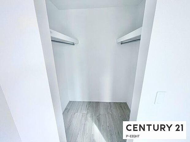 ウォークインクローゼットでたくさん収納できます！