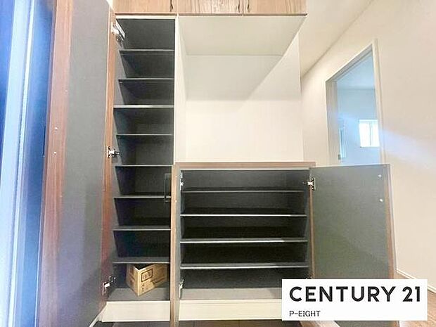 玄関先に収納が多く、家族の靴もきれいにまとまります。