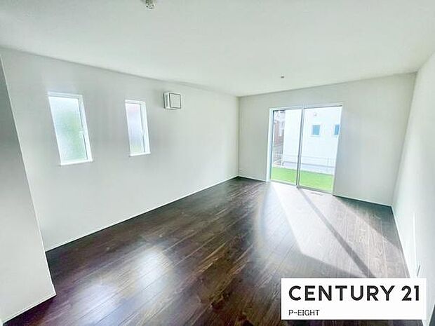 大きな窓のある明るいリビングです!