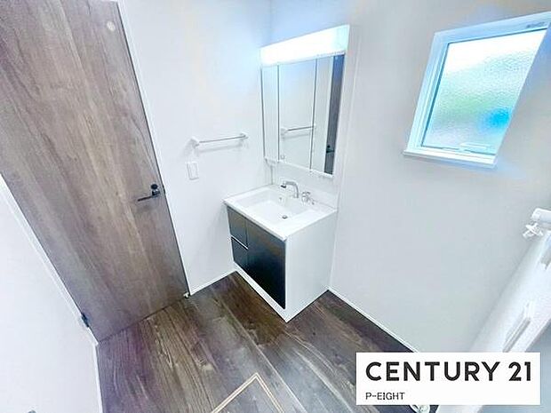 明るい洗面台で身支度ができます!洗濯機を置くスペースもあります!