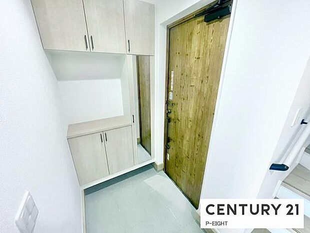 白を基調とした明るい玄関です!