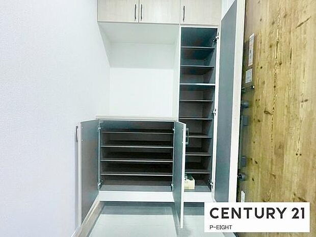 玄関先に収納が多く、家族の靴もきれいにまとまります。