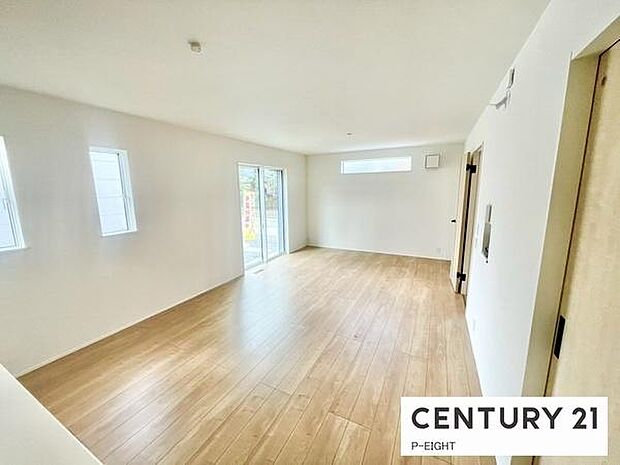 大きな窓のある明るいリビングです!