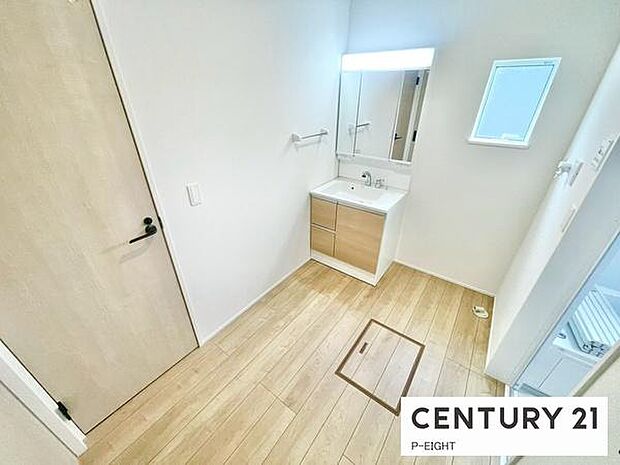 明るい洗面台で身支度ができます!洗濯機を置くスペースもあります!