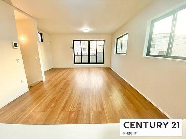 大きな窓から日光が差し込む明るい2階リビングです！