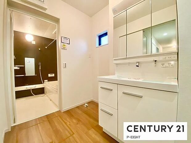 明るい洗面台で身支度ができます！洗濯機を置くスペースもあります！