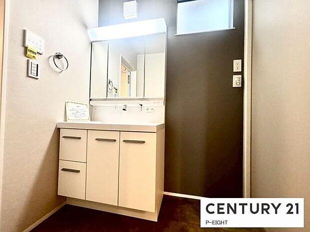 明るい洗面台で身支度ができます!洗濯機を置くスペースもあります!