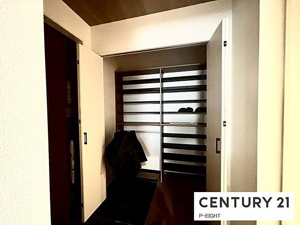 玄関先に収納が多く、家族の靴もきれいにまとまります。