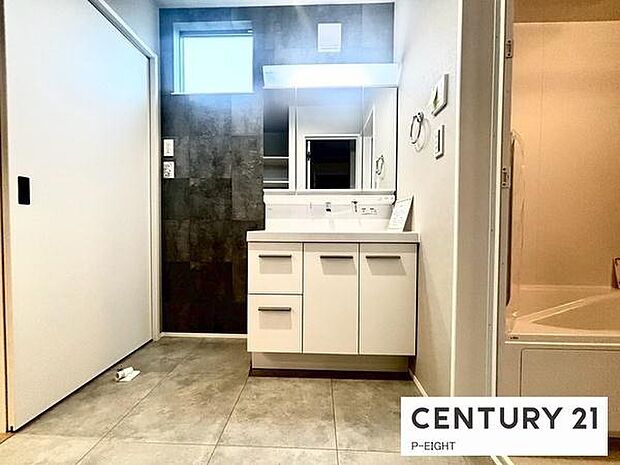 明るい洗面台で身支度ができます！洗濯機を置くスペースもあります！