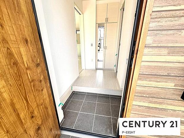 白を基調とした明るい玄関です!