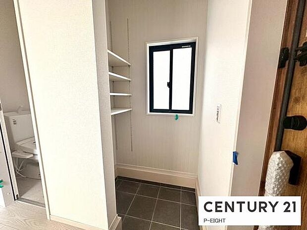 棚付きの便利なシューズインクロークがあります!