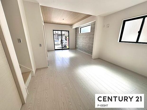 大きな窓のある明るいリビングです!