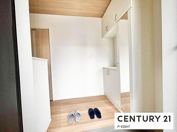 白を基調とした明るい玄関です！