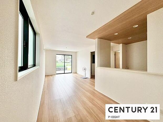 大きな窓から日光が差し込む明るいリビングです！