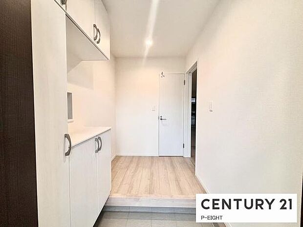 白を基調とした明るい玄関です!