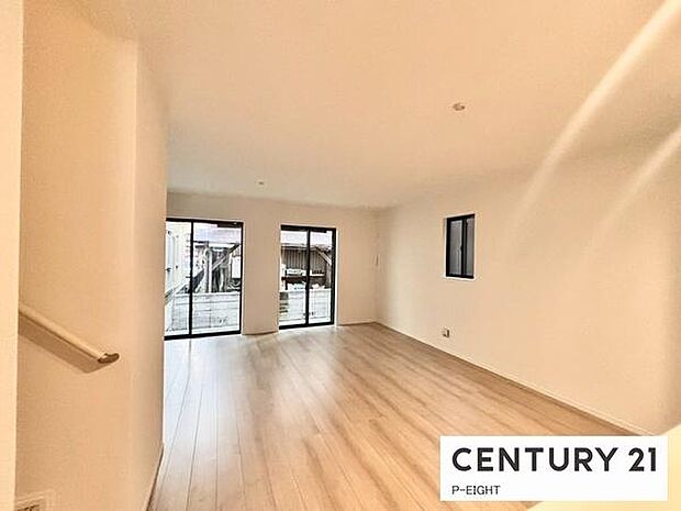 大きな窓から日光が差し込む明るいリビングです!