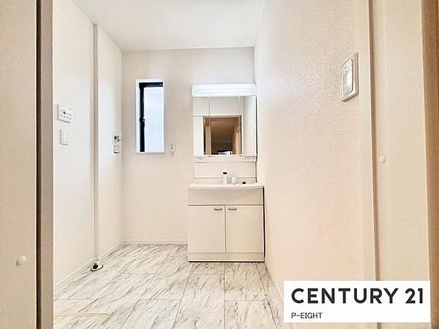 明るい洗面台で身支度ができます!洗濯機を置くスペースもあります!