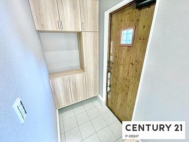 白を基調とした明るい玄関です!