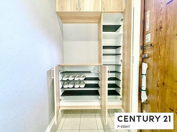 玄関先に収納が多く、家族の靴もきれいにまとまります。